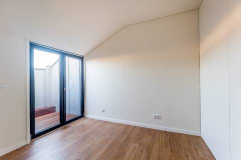 Apartamento T1, novo a estrear com varandas e vistas para cidade e Tejo localizado em Santo Amaro, Alcântara