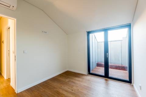 Apartamento T1, novo a estrear com varandas e vistas para cidade e Tejo localizado em Santo Amaro, Alcântara