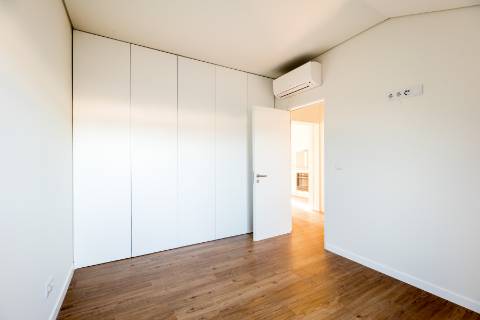 Apartamento T1, novo a estrear com varandas e vistas para cidade e Tejo localizado em Santo Amaro, Alcântara