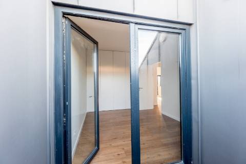 Apartamento T1, novo a estrear com varandas e vistas para cidade e Tejo localizado em Santo Amaro, Alcântara