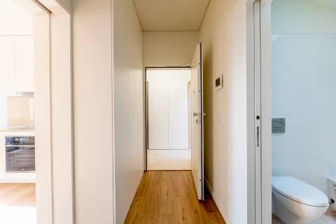 Apartamento T1, novo a estrear com varandas e vistas para cidade e Tejo localizado em Santo Amaro, Alcântara