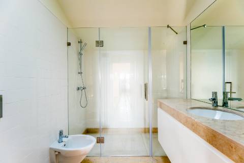 Apartamento T1, novo a estrear com varandas e vistas para cidade e Tejo localizado em Santo Amaro, Alcântara