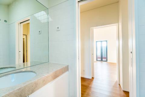 Apartamento T1, novo a estrear com varandas e vistas para cidade e Tejo localizado em Santo Amaro, Alcântara