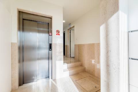 Apartamento T1, novo a estrear com varandas e vistas para cidade e Tejo localizado em Santo Amaro, Alcântara