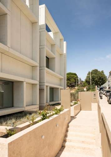 Moradia Geminada T4+1 nova a estrear, com elevador, jardins e pátio privativos, terraço com jacuzzi e 3 lugares de garagem