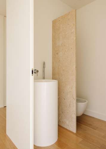 Moradia Geminada T4+1 nova a estrear, com elevador, jardins e pátio privativos, terraço com jacuzzi e 3 lugares de garagem