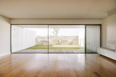 Moradia Geminada T4+1 nova a estrear, com elevador, jardins e pátio privativos, terraço com jacuzzi e 3 lugares de garagem