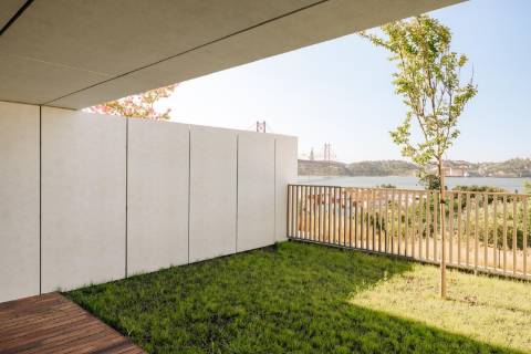 Moradia Geminada T4+1 nova a estrear, com elevador, jardins e pátio privativos, terraço com jacuzzi e 3 lugares de garagem