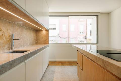 Moradia Geminada T4+1 nova a estrear, com elevador, jardins e pátio privativos, terraço com jacuzzi e 3 lugares de garagem