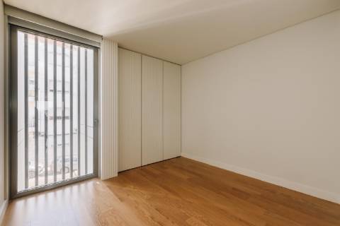 Moradia Geminada T4+1 nova a estrear, com elevador, jardins e pátio privativos, terraço com jacuzzi e 3 lugares de garagem