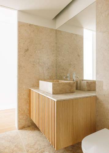 Moradia Geminada T4+1 nova a estrear, com elevador, jardins e pátio privativos, terraço com jacuzzi e 3 lugares de garagem