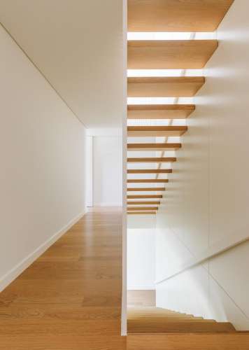 Moradia Geminada T4+1 nova a estrear, com elevador, jardins e pátio privativos, terraço com jacuzzi e 3 lugares de garagem