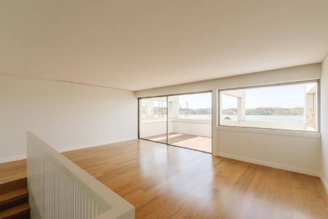 Moradia Geminada T4+1 nova a estrear, com elevador, jardins e pátio privativos, terraço com jacuzzi e 3 lugares de garagem