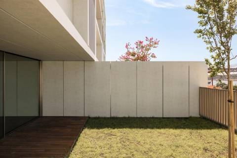 Moradia T4+1 nova a estrear, com vista Tejo, jardins e pátio privativos, terraço com jacuzzi e 3 lugares de garagem