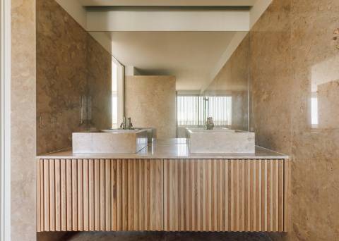 Moradia T4+1 nova a estrear, com vista Tejo, jardins e pátio privativos, terraço com jacuzzi e 3 lugares de garagem