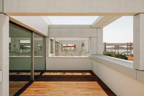 Moradia T4+1 nova a estrear, com vista Tejo, jardins e pátio privativos, terraço com jacuzzi e 3 lugares de garagem