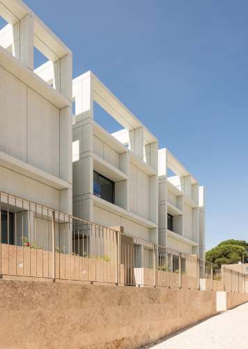 Moradia T4+1 nova a estrear, com vista Tejo, jardins e pátio privativos, terraço com jacuzzi e 3 lugares de garagem