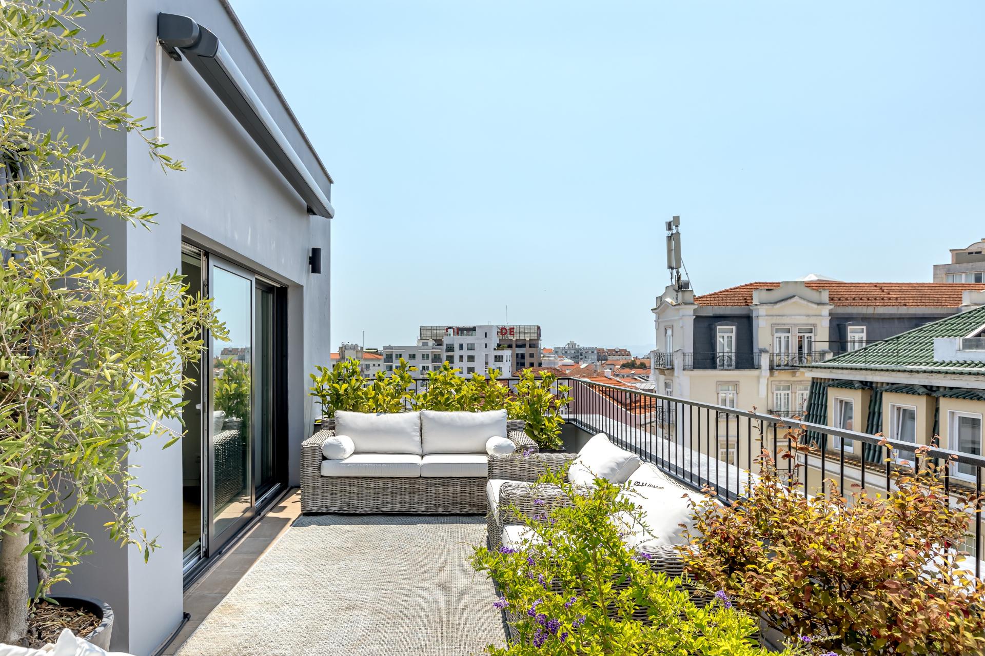Apartamento T3 duplex nas Amoreiras com dois terraços e vista de cidade e rio.
