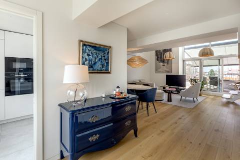 Apartamento T3 duplex nas Amoreiras com dois terraços e vista de cidade e rio.
