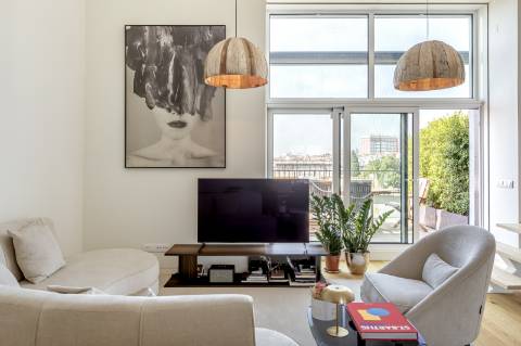 Apartamento T3 duplex nas Amoreiras com dois terraços e vista de cidade e rio.
