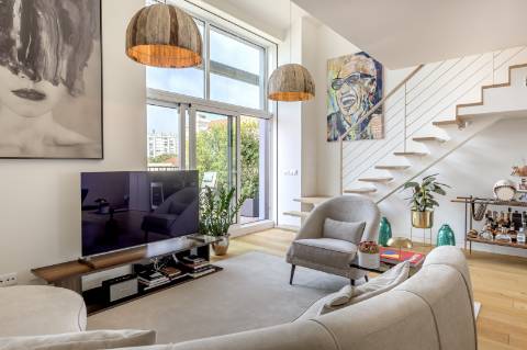 Apartamento T3 duplex nas Amoreiras com dois terraços e vista de cidade e rio.
