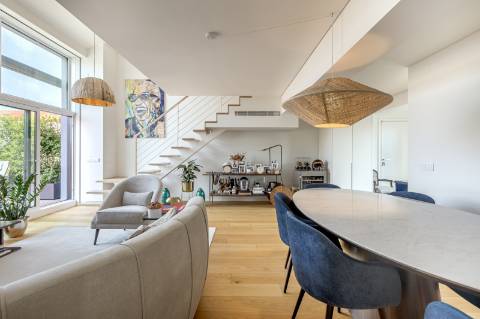 Apartamento T3 duplex nas Amoreiras com dois terraços e vista de cidade e rio.
