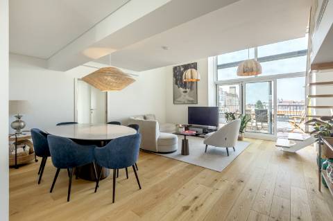 Apartamento T3 duplex nas Amoreiras com dois terraços e vista de cidade e rio.
