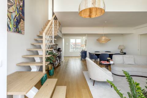 Apartamento T3 duplex nas Amoreiras com dois terraços e vista de cidade e rio.
