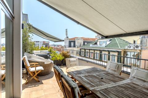 Apartamento T3 duplex nas Amoreiras com dois terraços e vista de cidade e rio.
