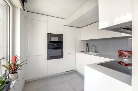 Apartamento T3 duplex nas Amoreiras com dois terraços e vista de cidade e rio.
