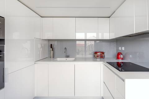 Apartamento T3 duplex nas Amoreiras com dois terraços e vista de cidade e rio.
