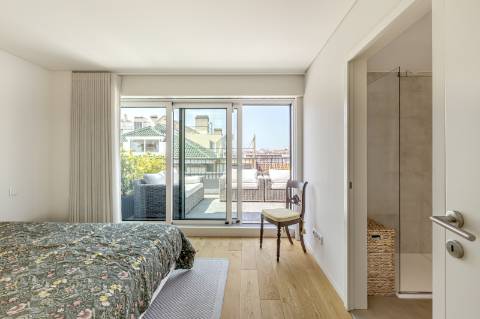 Apartamento T3 duplex nas Amoreiras com dois terraços e vista de cidade e rio.
