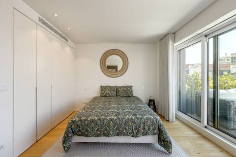 Apartamento T3 duplex nas Amoreiras com dois terraços e vista de cidade e rio.
