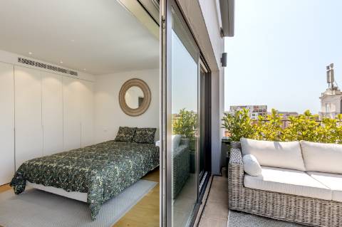 Apartamento T3 duplex nas Amoreiras com dois terraços e vista de cidade e rio.
