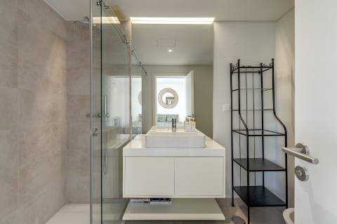 Apartamento T3 duplex nas Amoreiras com dois terraços e vista de cidade e rio.
