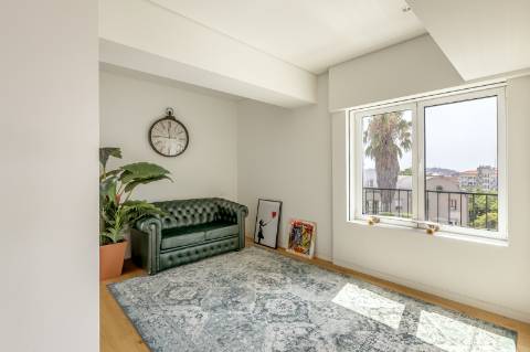 Apartamento T3 duplex nas Amoreiras com dois terraços e vista de cidade e rio.
