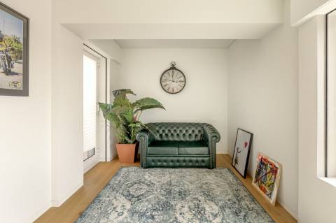 Apartamento T3 duplex nas Amoreiras com dois terraços e vista de cidade e rio.
