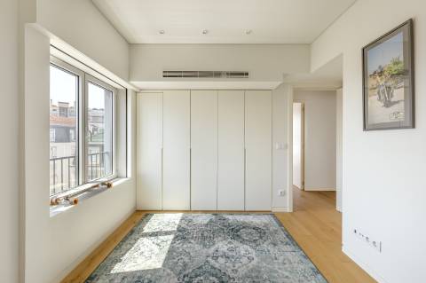 Apartamento T3 duplex nas Amoreiras com dois terraços e vista de cidade e rio.

