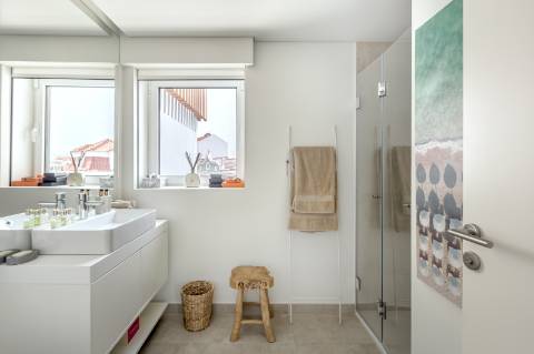 Apartamento T3 duplex nas Amoreiras com dois terraços e vista de cidade e rio.
