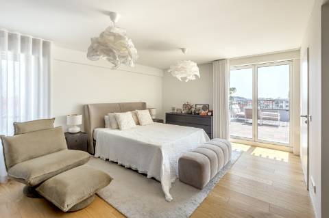 Apartamento T3 duplex nas Amoreiras com dois terraços e vista de cidade e rio.
