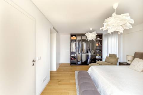 Apartamento T3 duplex nas Amoreiras com dois terraços e vista de cidade e rio.
