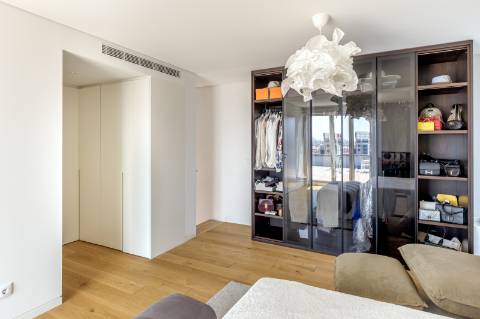 Apartamento T3 duplex nas Amoreiras com dois terraços e vista de cidade e rio.
