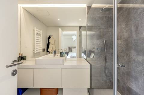 Apartamento T3 duplex nas Amoreiras com dois terraços e vista de cidade e rio.
