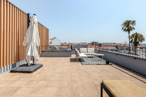 Apartamento T3 duplex nas Amoreiras com dois terraços e vista de cidade e rio.
