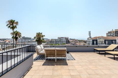 Apartamento T3 duplex nas Amoreiras com dois terraços e vista de cidade e rio.
