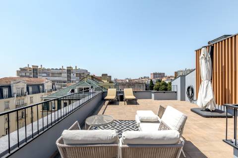 Apartamento T3 duplex nas Amoreiras com dois terraços e vista de cidade e rio.
