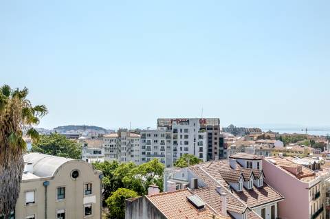 Apartamento T3 duplex nas Amoreiras com dois terraços e vista de cidade e rio.
