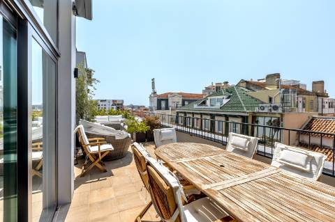 Apartamento T3 duplex nas Amoreiras com dois terraços e vista de cidade e rio.
