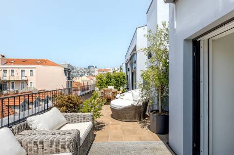 Apartamento T3 duplex nas Amoreiras com dois terraços e vista de cidade e rio.
