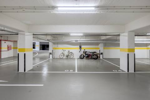 Apartamento T3 duplex nas Amoreiras com dois terraços e vista de cidade e rio.
